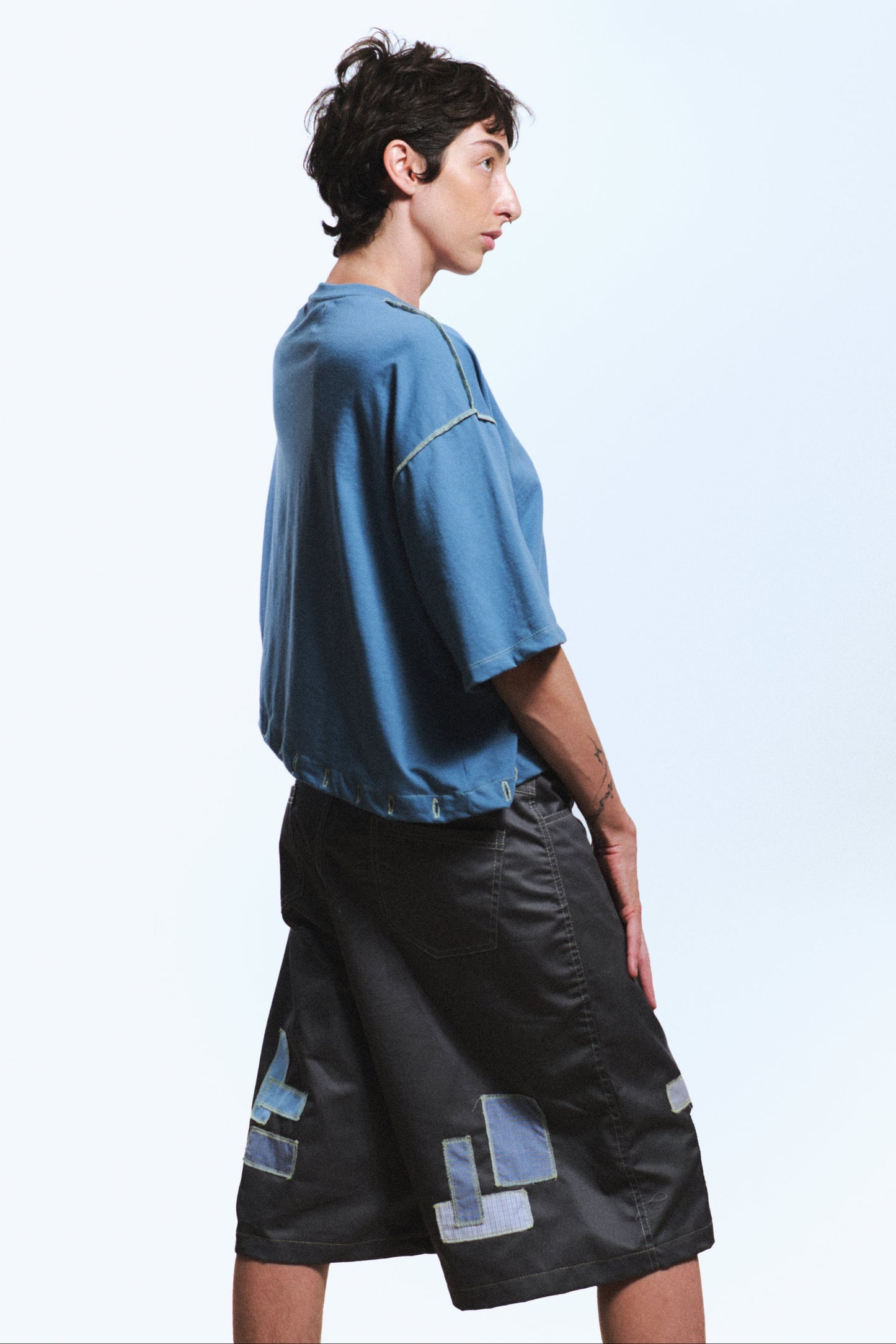 SHORTS LAAARGOS CON PARCHES / gris
