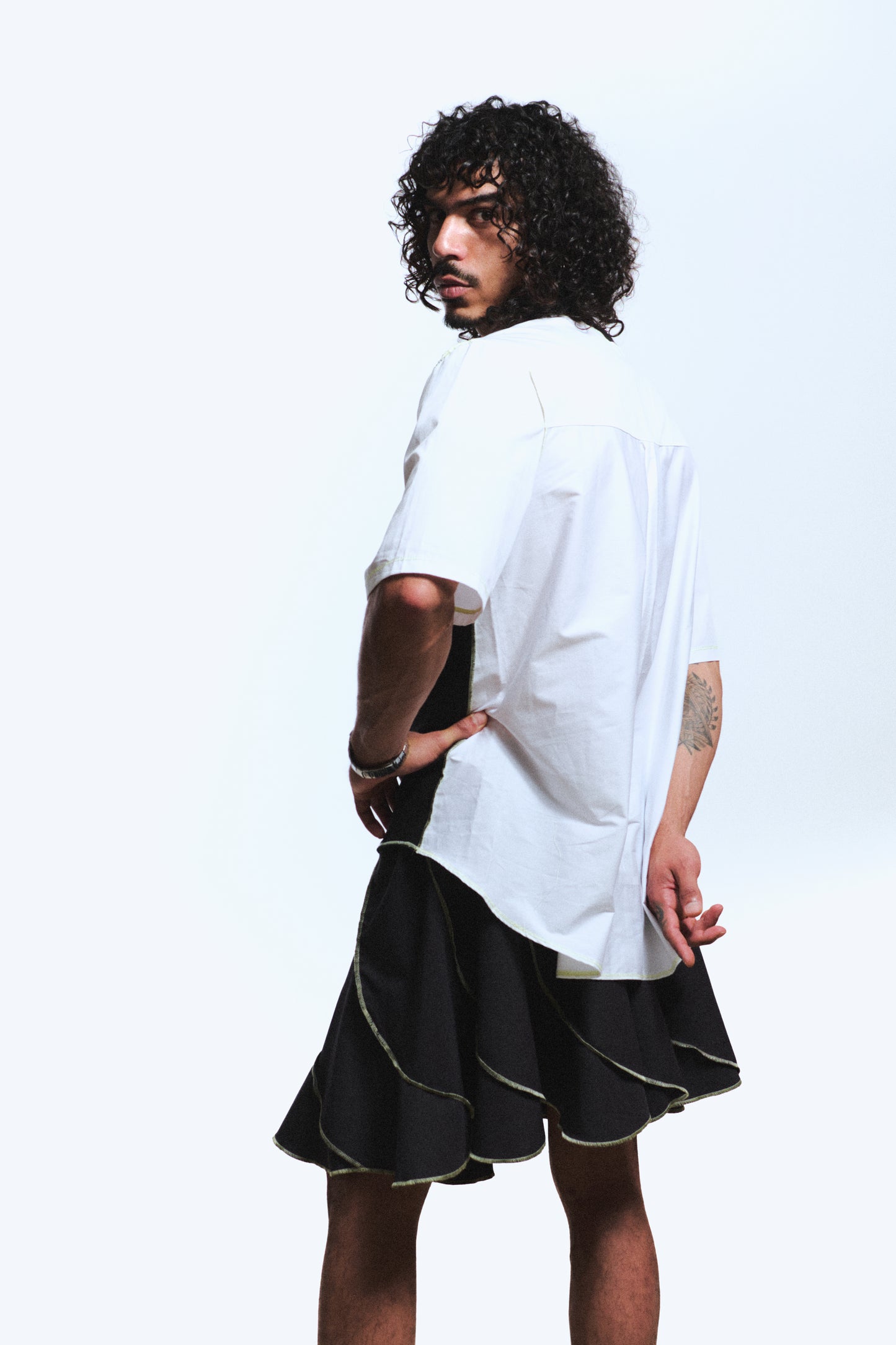 1/2 CAMISA 1/2 SUDADERA MANGA CORTA / negro, blanco, gris