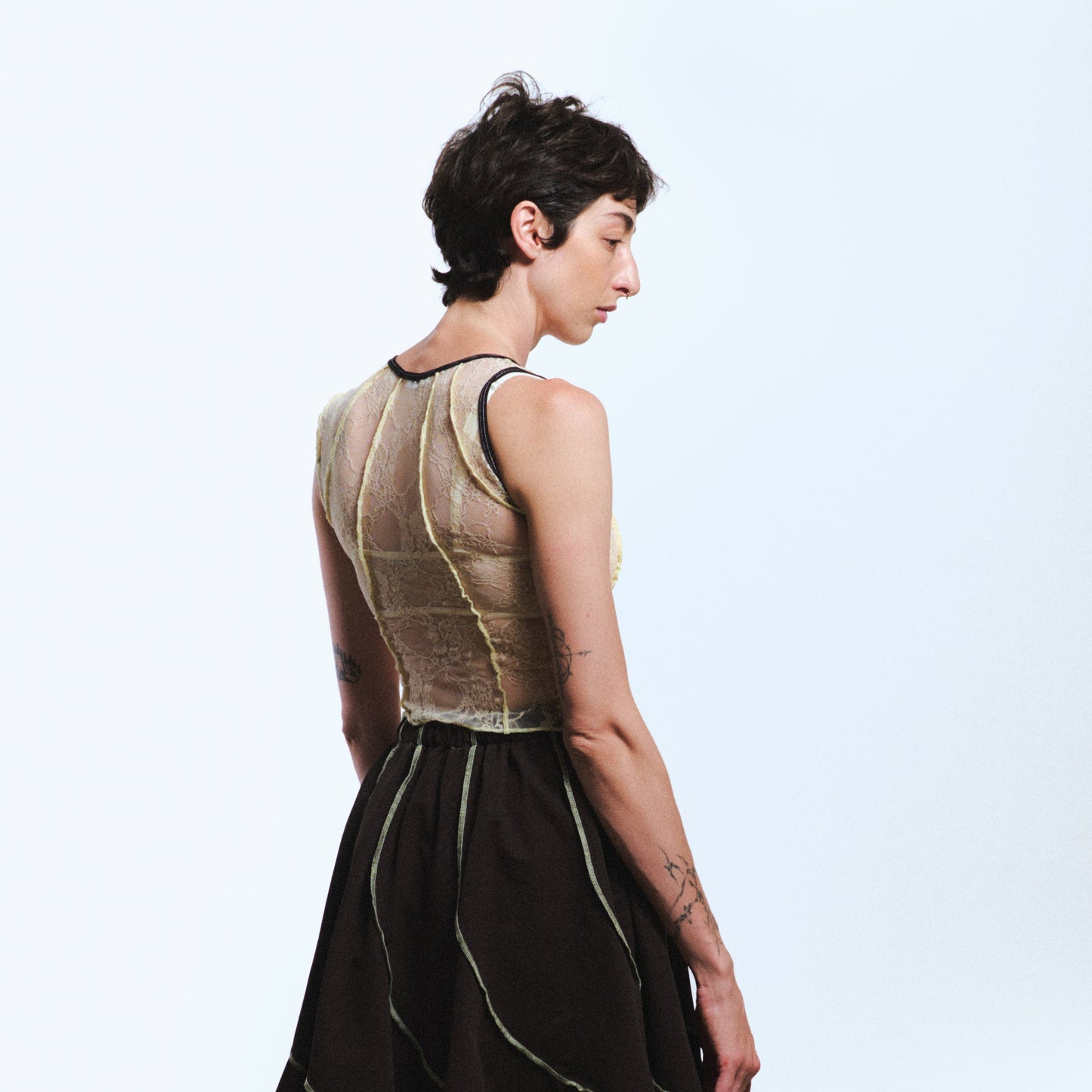 TOP RESTOS ENCAJE UNA MANGA / beige-champagne con bies negro