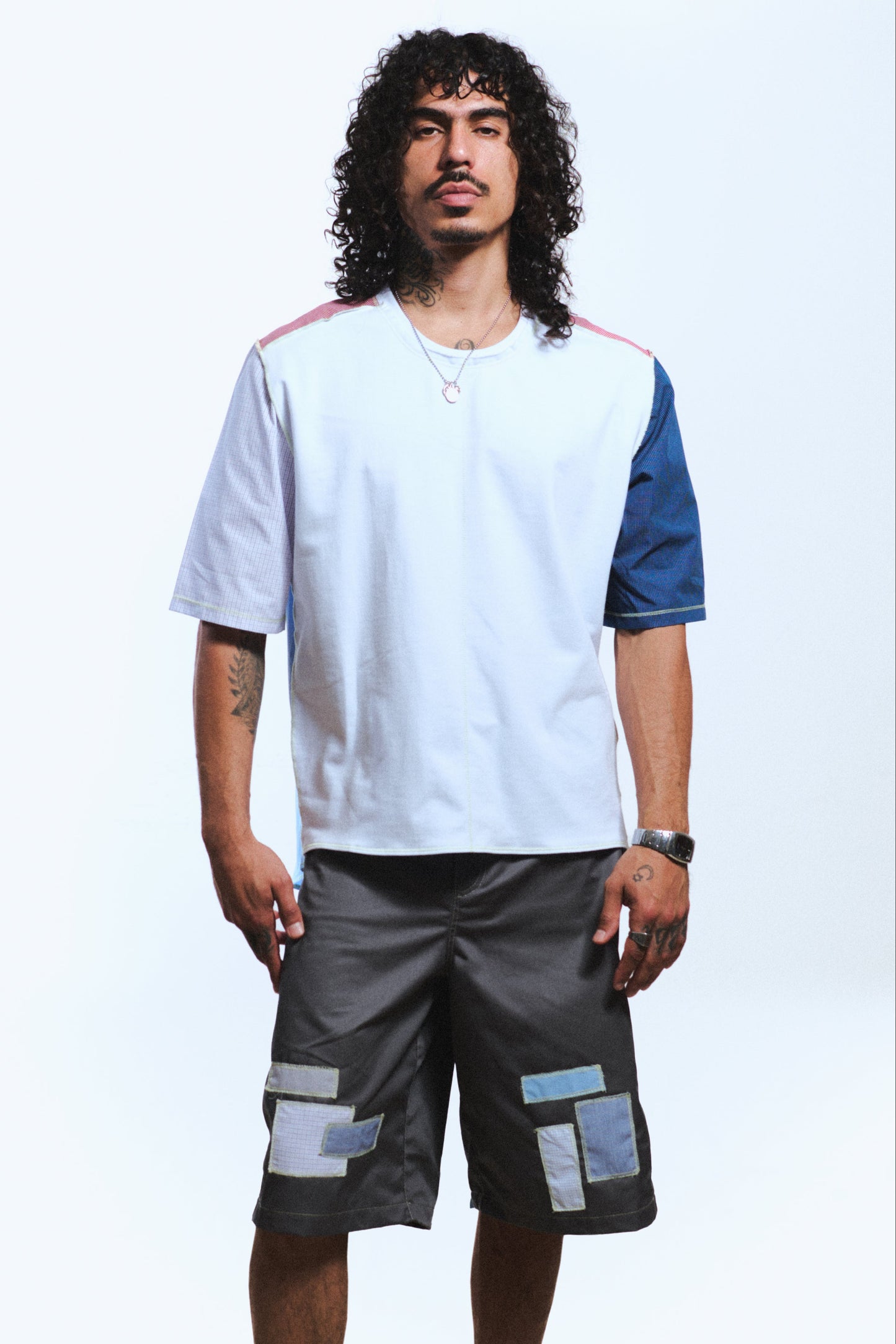 SHORTS LAAARGOS CON PARCHES / gris