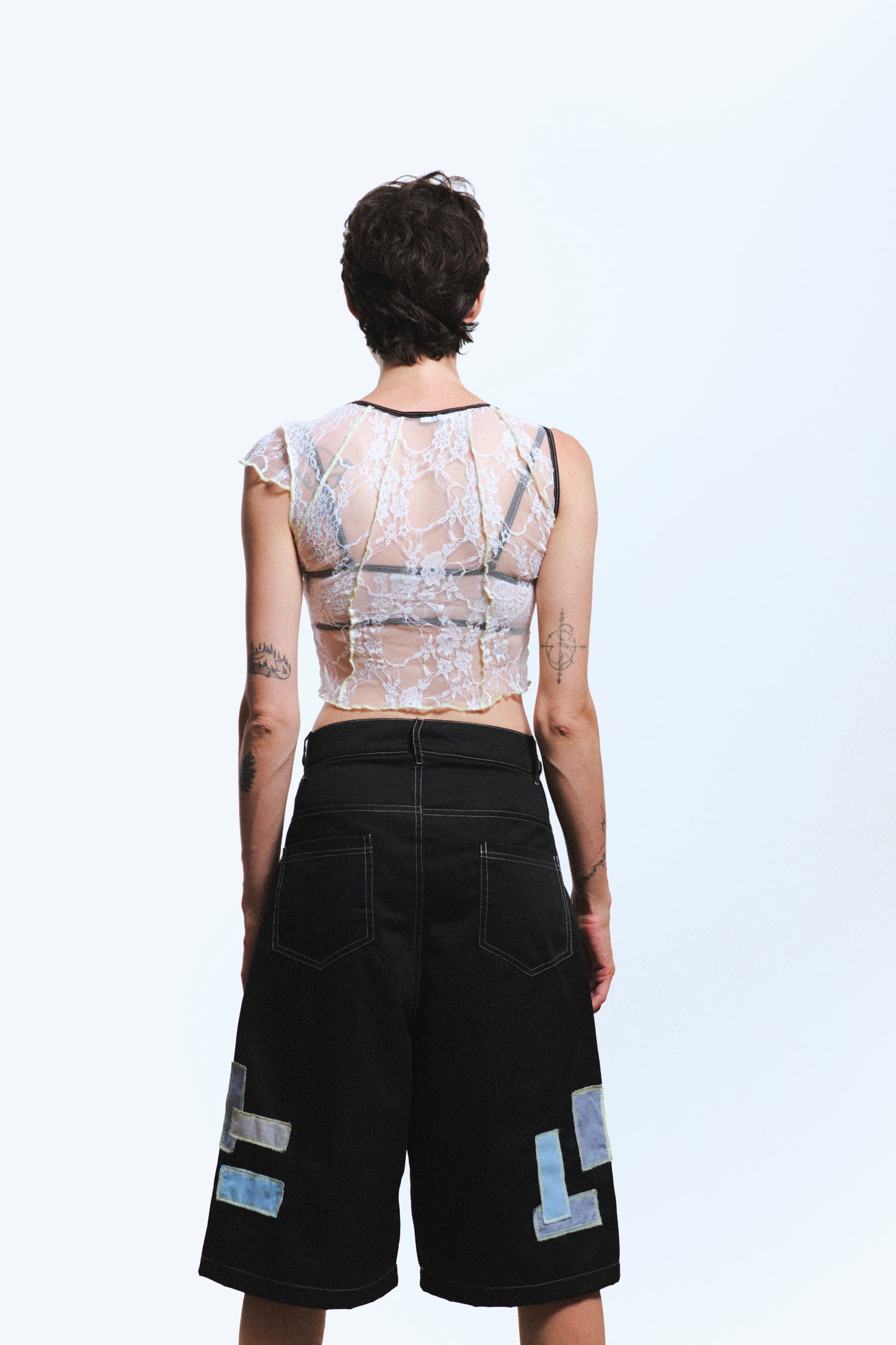 SHORTS LAAARGOS CON PARCHES / negro