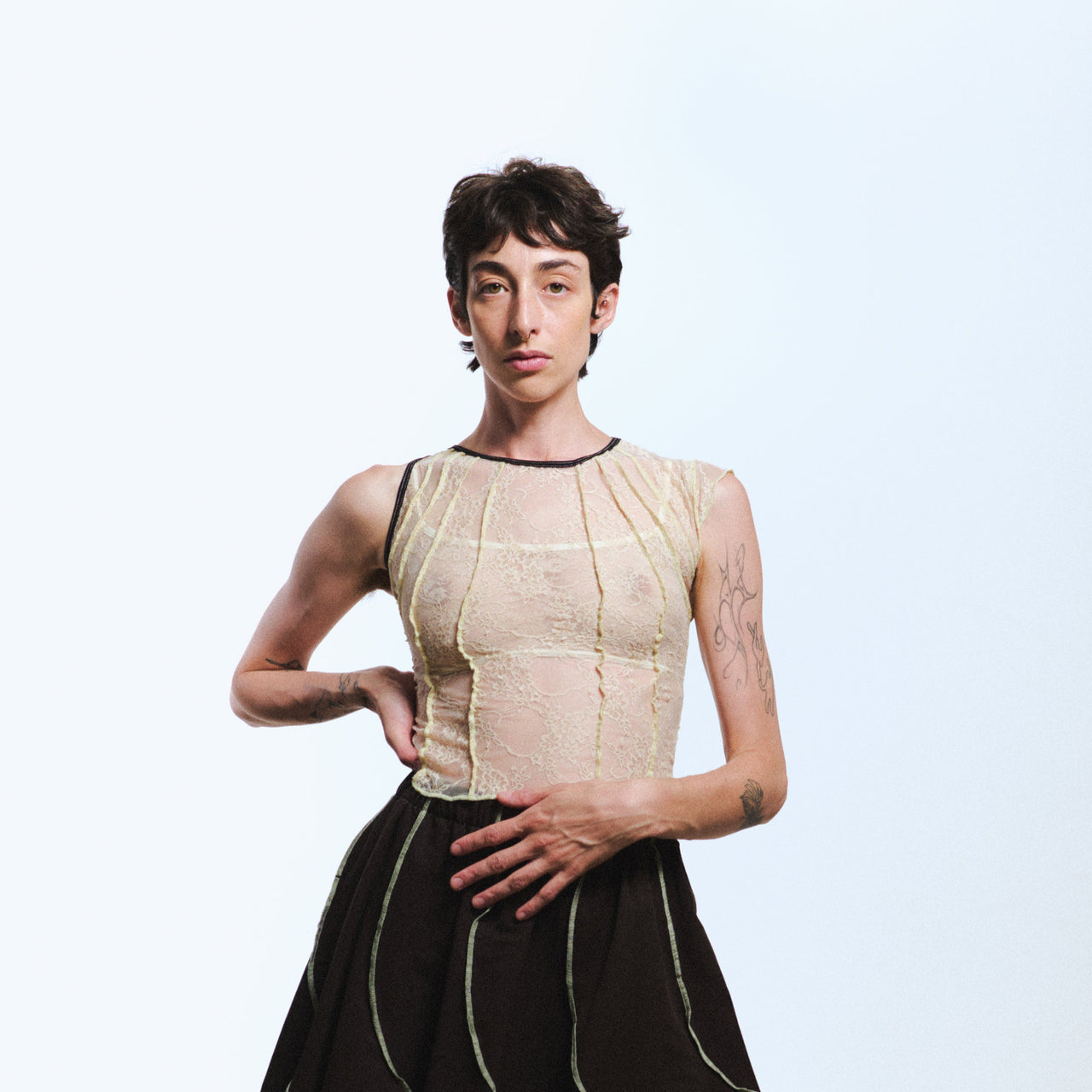 TOP RESTOS ENCAJE UNA MANGA / beige-champagne con bies negro