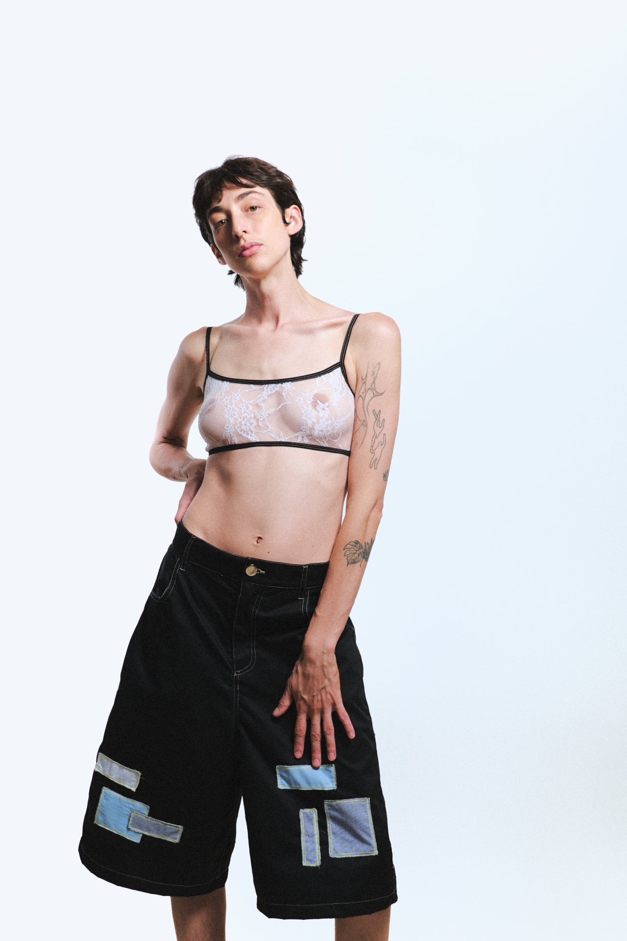 SHORTS LAAARGOS CON PARCHES / negro