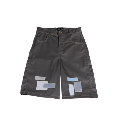 SHORTS LAAARGOS CON PARCHES / gris